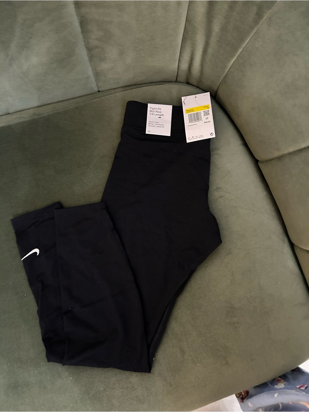 Women’s Nike Black Performance Leggings - mid rise 7/8 length
